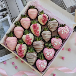 Клубника в молочном, белом и розовом шоколаде 16 ягод