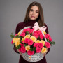 Корзина из 19 кремово-розовых кустовых роз — вид 2